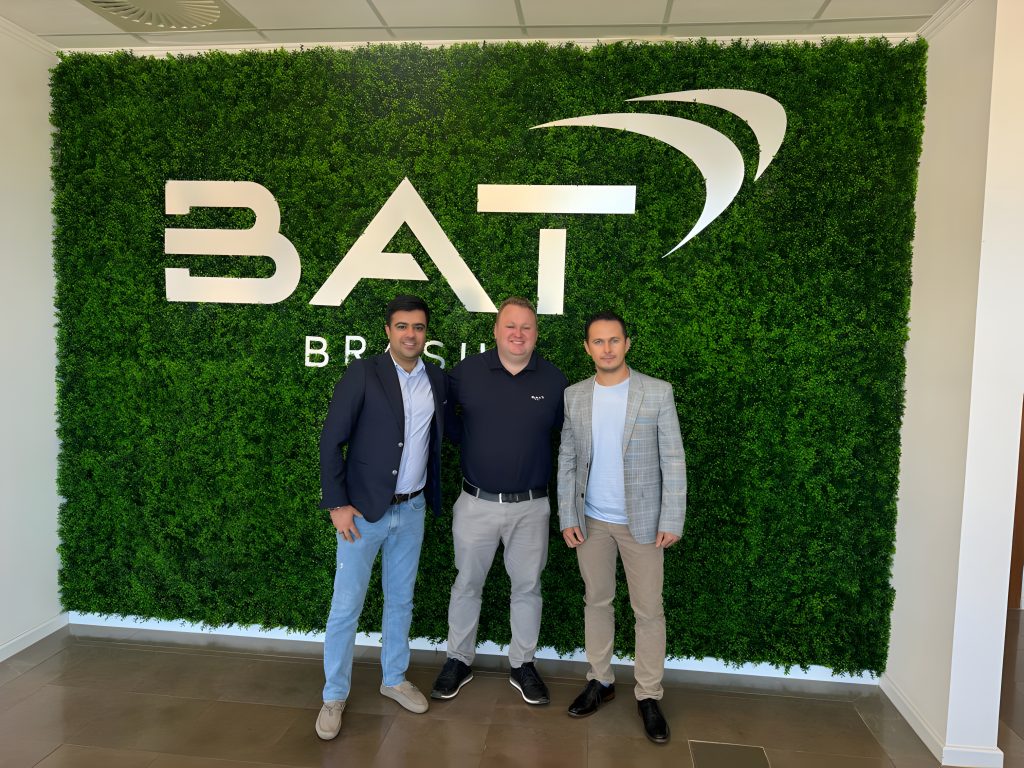 Gerentes da Atra Atlas Brasil visitam uma das maiores fábricas de produção e processamento de tabaco do mundo